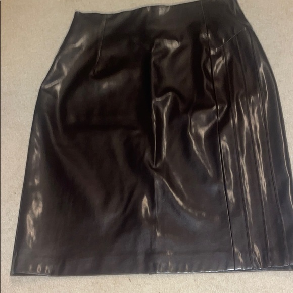 Elegant Black Leather Skirt - Picture 1 of 1